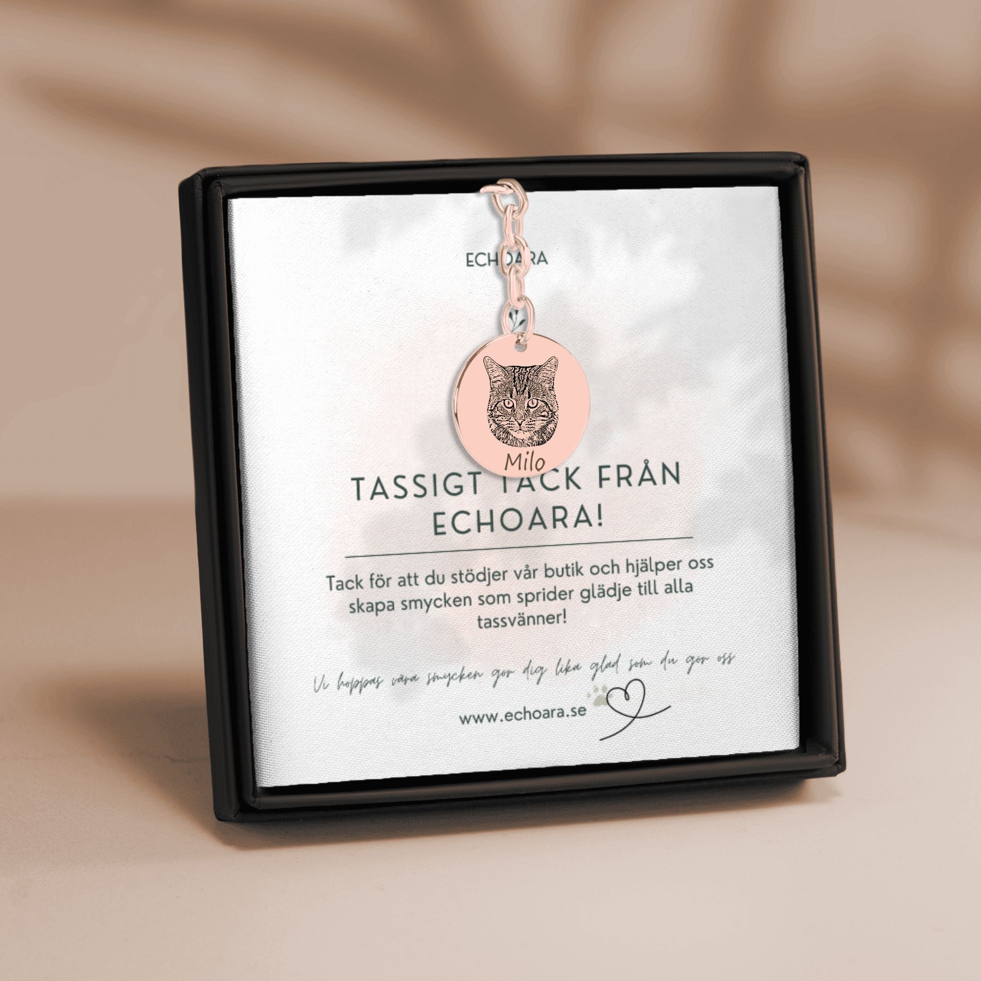 Personlig graverad nyckelring med porträttfoto av husdjur