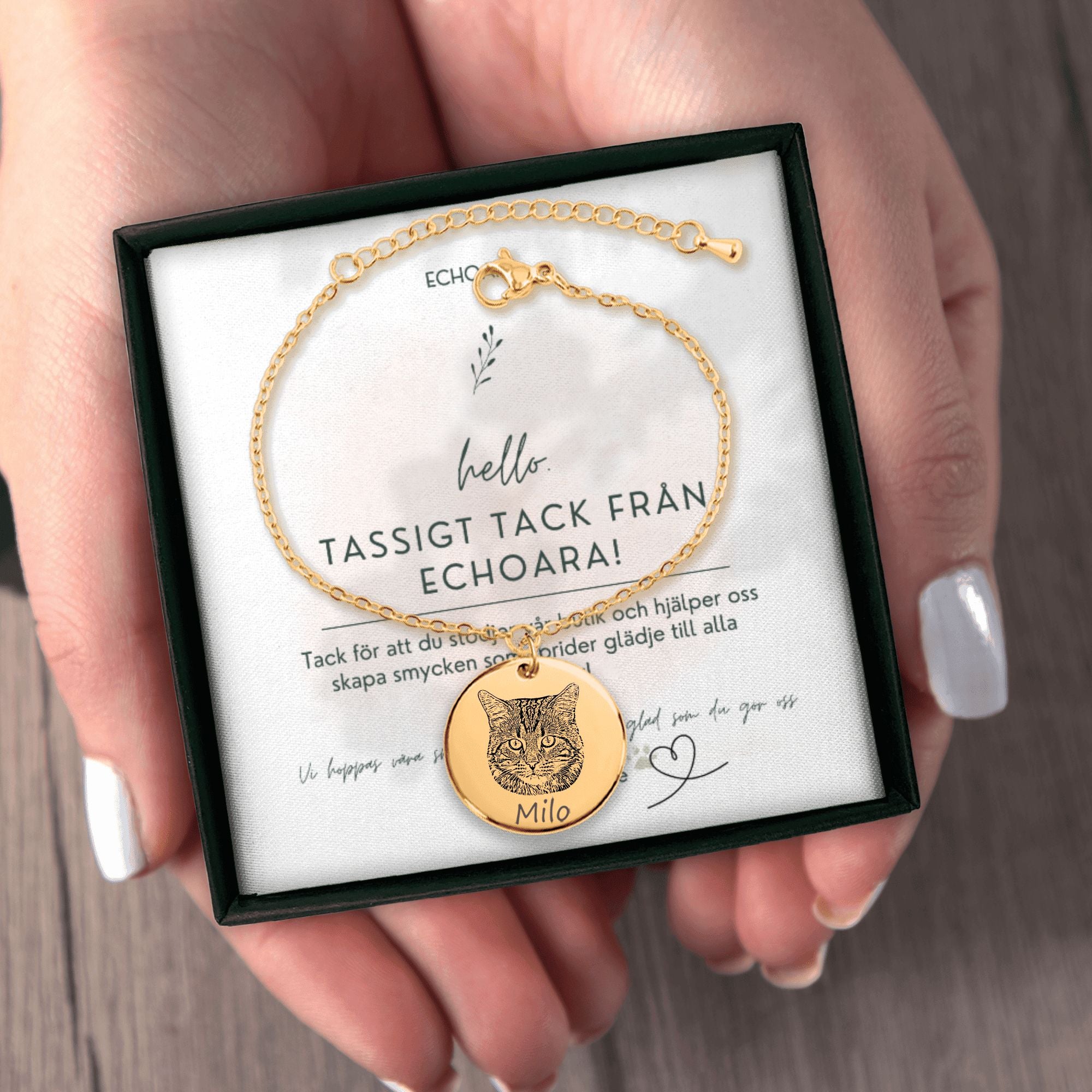 Personligt graverat armband med porträttfoto av husdjur med namn till husdjursälskare