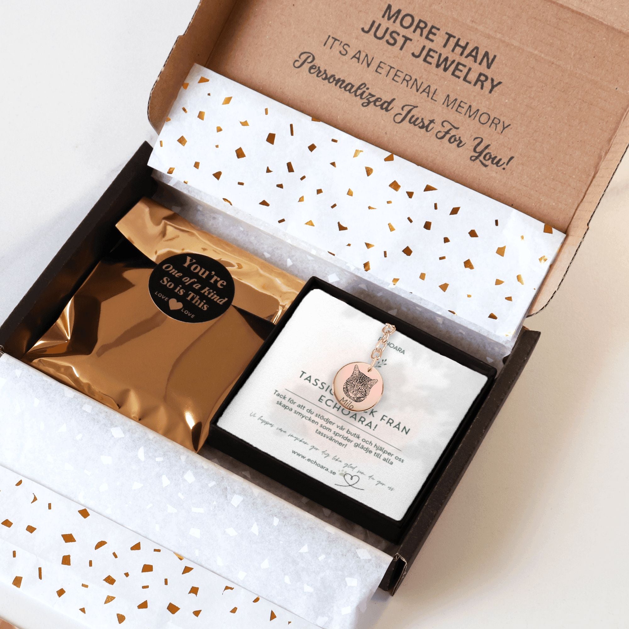 Personlig graverad nyckelring med porträttfoto av husdjur