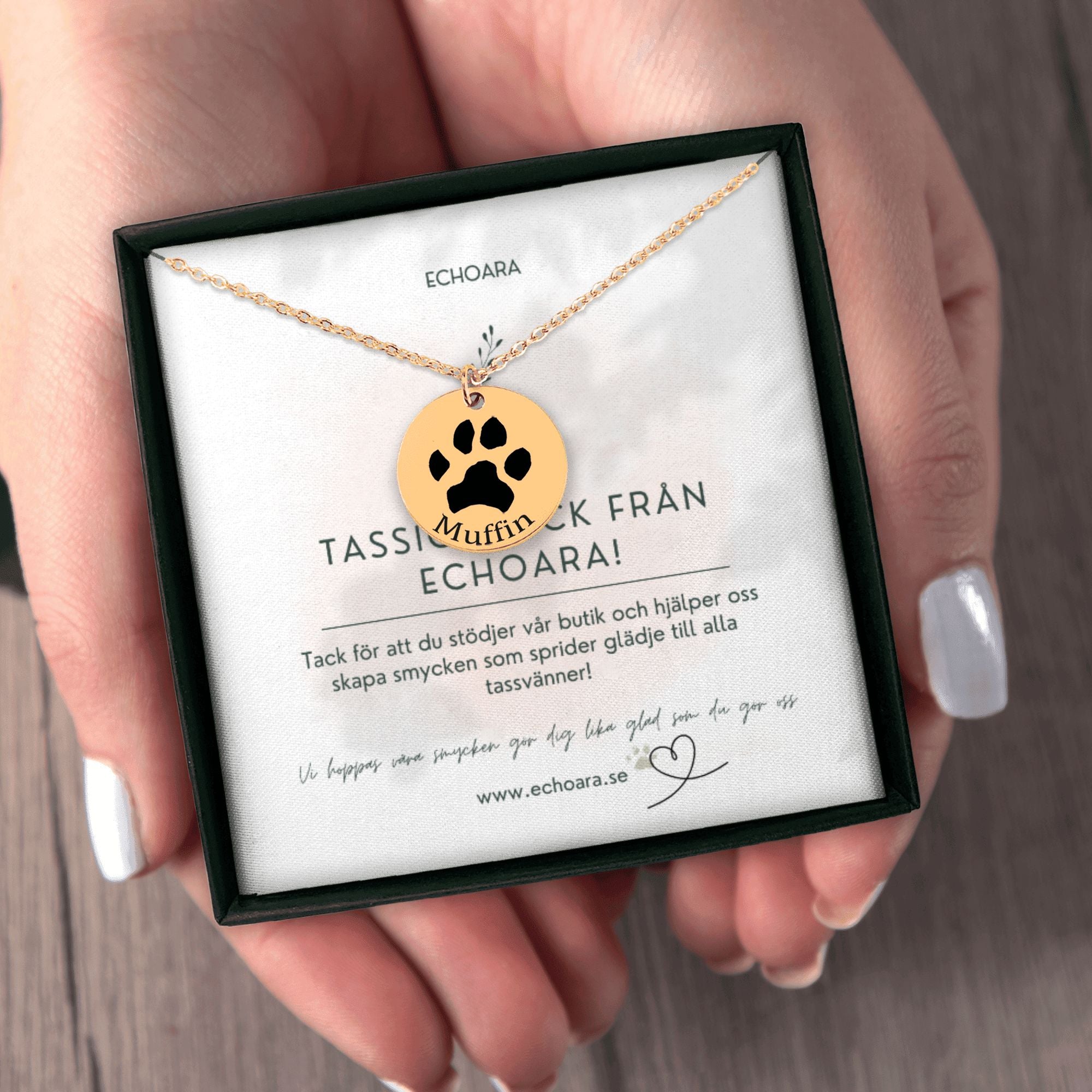 Personligt graverat halsband med ditt husdjurs tassavtryck och namn – för husdjursälskare