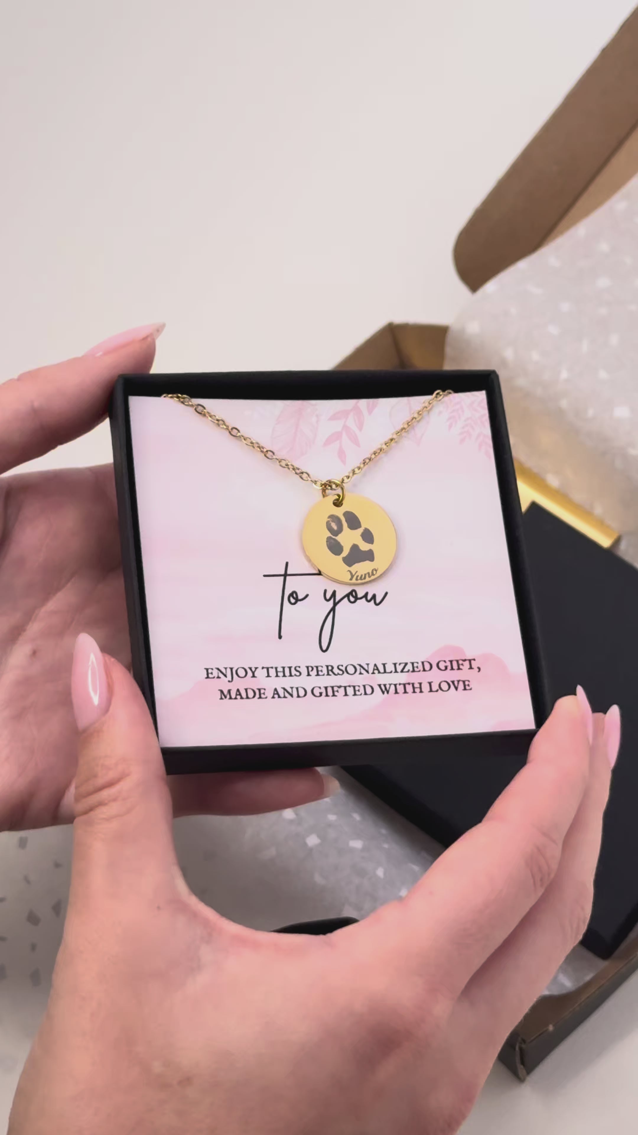 Personligt graverat halsband med ditt husdjurs tassavtryck och namn – för husdjursälskare